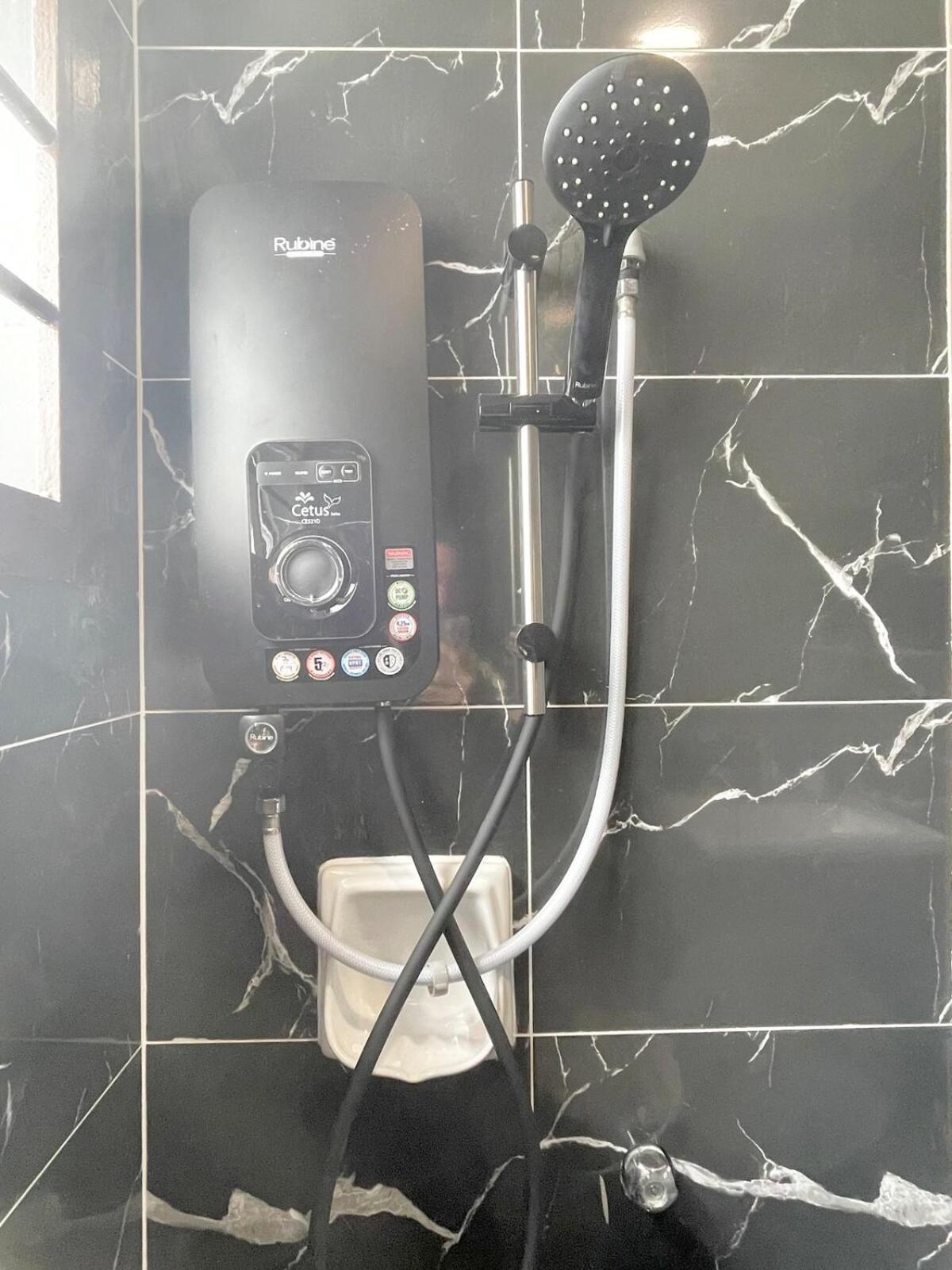 Bukit Indah Karaoke Corner 5parking Muji 4-10pax Rumah percutian Johor Bahru