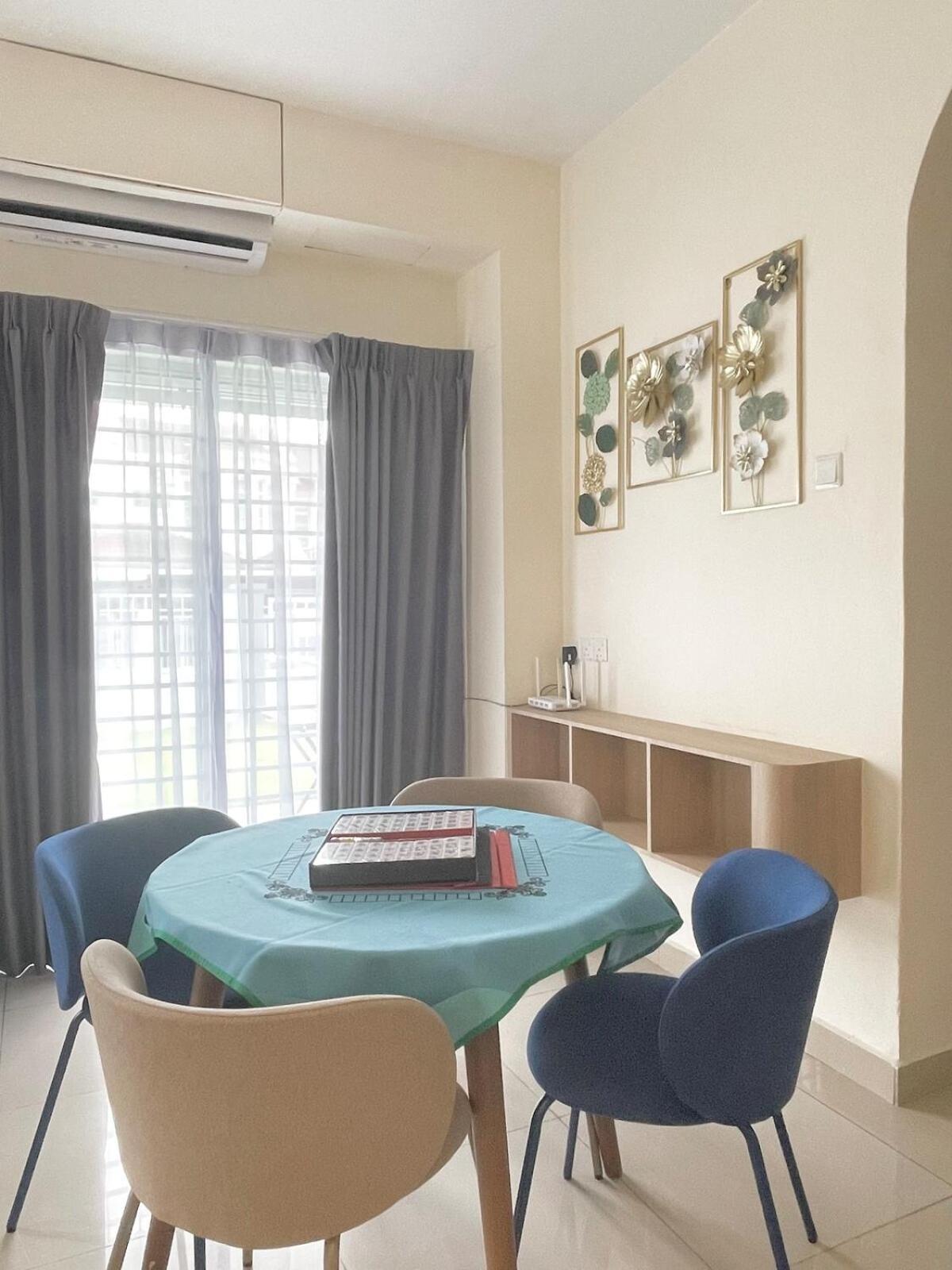 Bukit Indah Karaoke Corner 5parking Muji 4-10pax Holiday home Johor Bahru